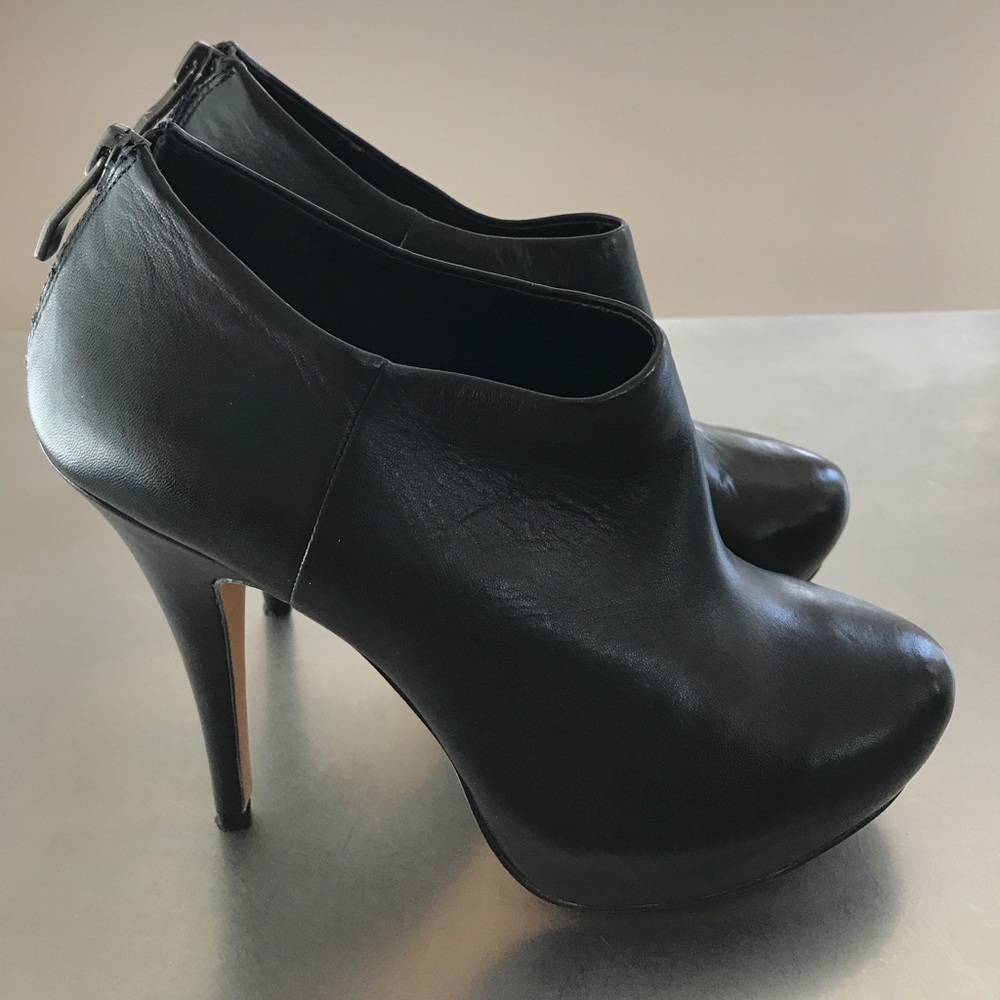✨HP✨VINCE CAMUTO Worn Once Gorgeous Jerrell Leather Shooties/Booties - Picture 2 of 5